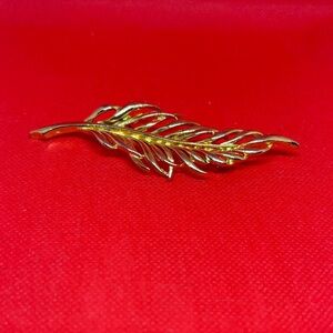Elegant Gold Leaf brooch